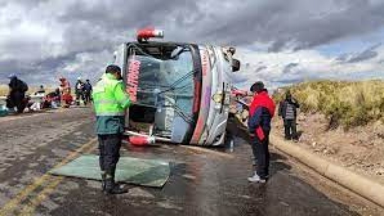 BUS QUE LLEVABA ESCOLARES EN VIAJE DE PROMOCIÓN SE VUELCA EN LA CARRETERA PUNO – TIQUILLACA