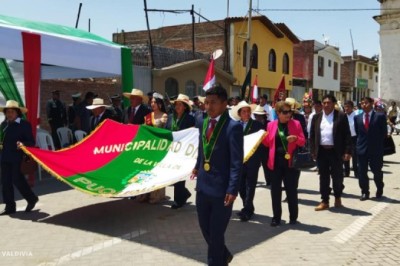 DESFILE CÍVICO EN PUQUINA