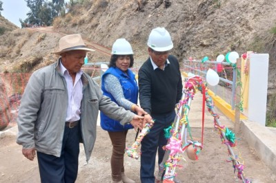 SE INAUGURÓ PUENTE VALLECITO QUE BENEFICIARÁ A CASERÍOS DE LA PARTE BAJA DE PUQUINA