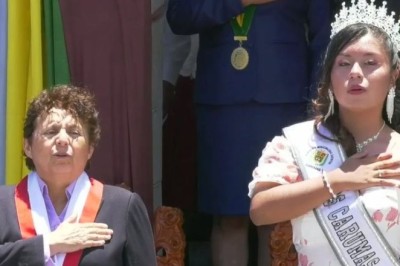 SUSEL PAREDES CANTÓ EL HIMNO  PATRIO EN LA PLAZA CARUMEÑA