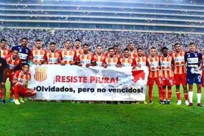 Un mensaje albo para todo el Perú en banderola durante partido con la “U”